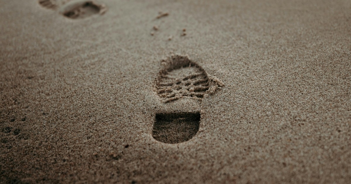 Fotspor i sand