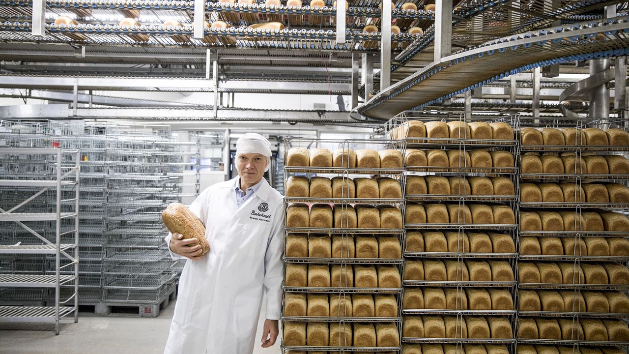 Halvorsen ved siden av mange brød på tralle