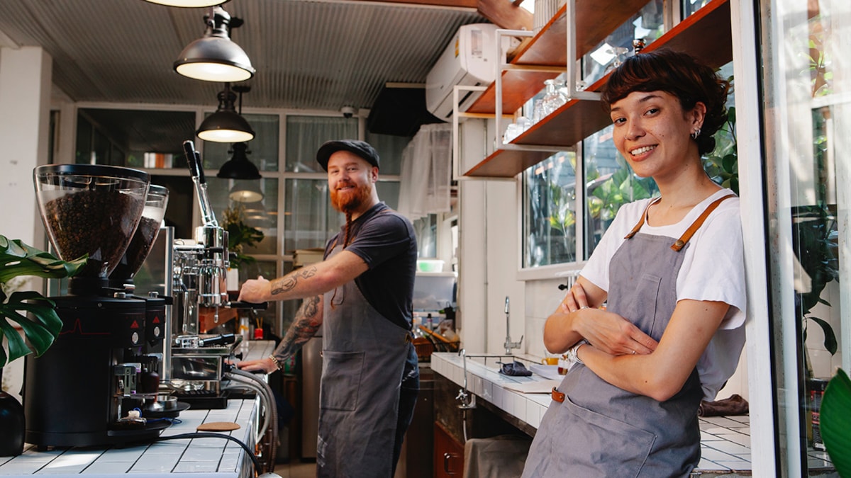 To personer bak disken i en kaffebar
