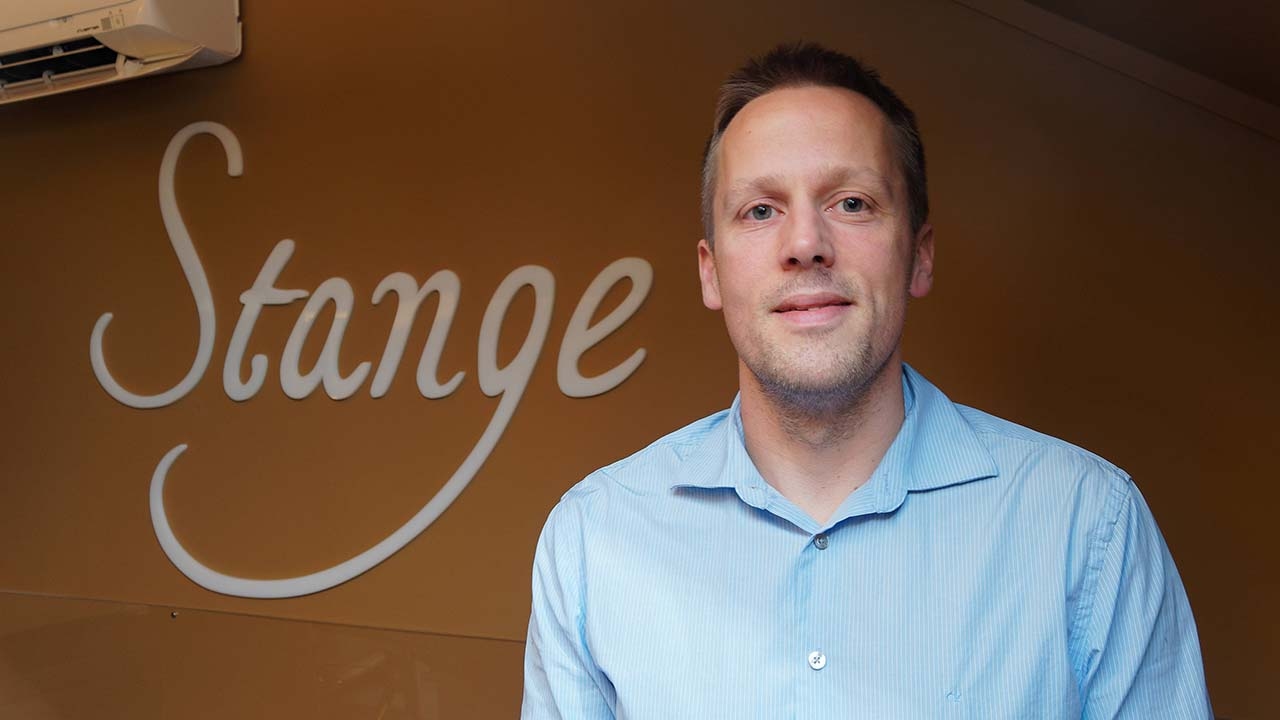 Ole Martin Lunde foran logoen til Stange Gårdskylling