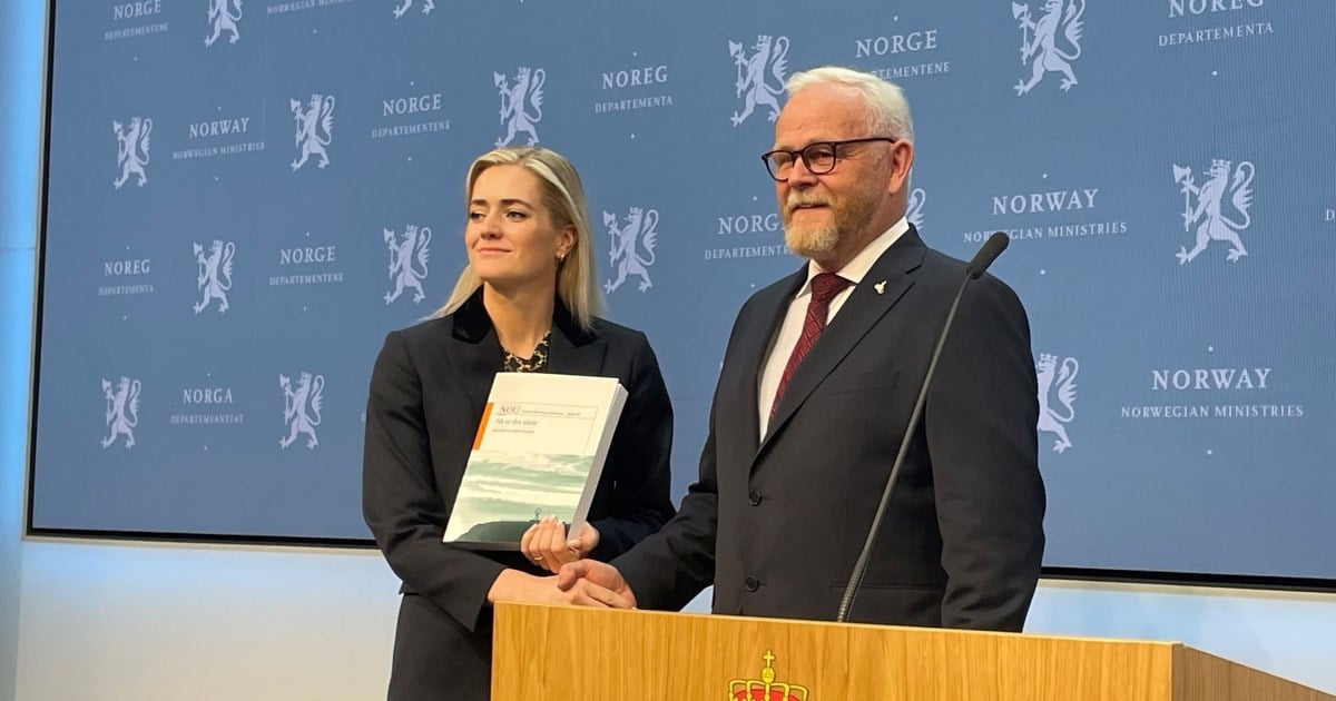 Justisminister Emilie Mehl mottar Totalberedskapskommisjonens rapport fra kommisjonsleder Harald Sunde