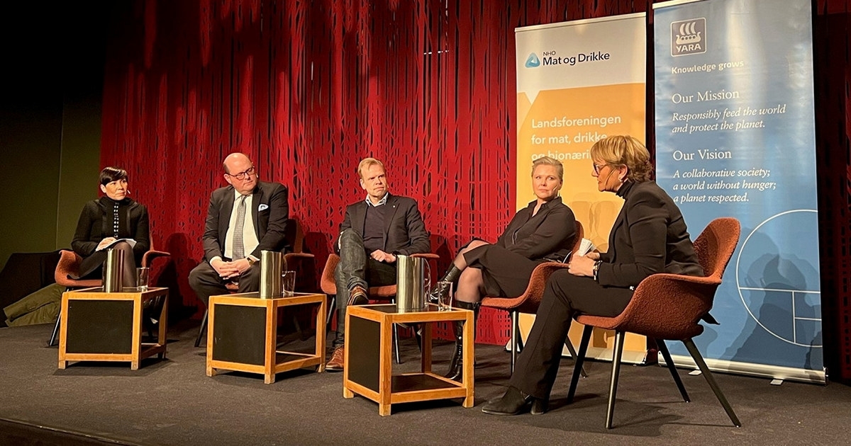 Paneldebatt på konferanse.