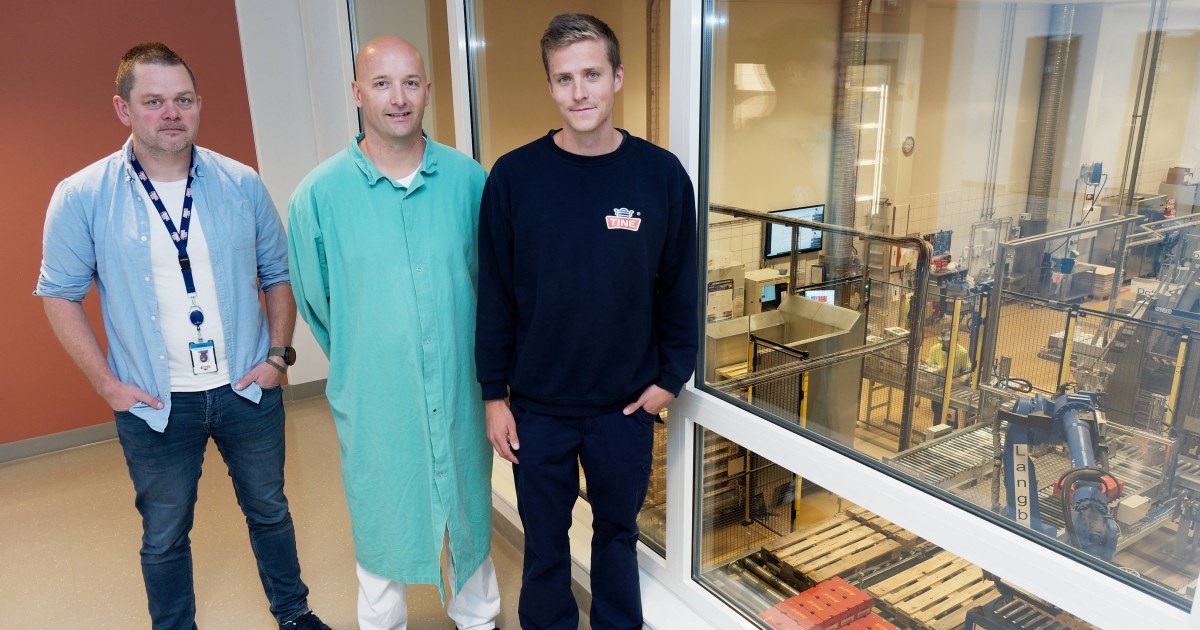 De har HR-sjef Sveinung Byrkjedal (til venstre) i ryggen. Produksjonslederne Kjartan Steen-Hansen og Ruben Vold på Tine Meieriet Jæren i Kviamarka har fått godt utbytte av lederkurs.