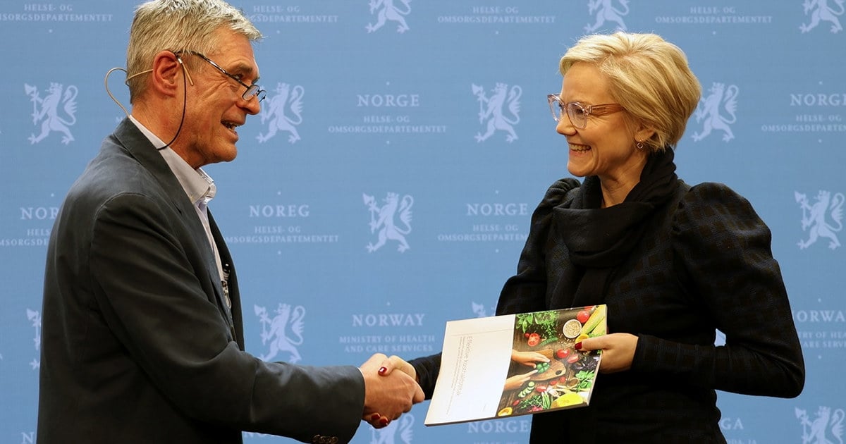 Helse- og omsorgsminsteren mottar ekspertutvalgets rapport.