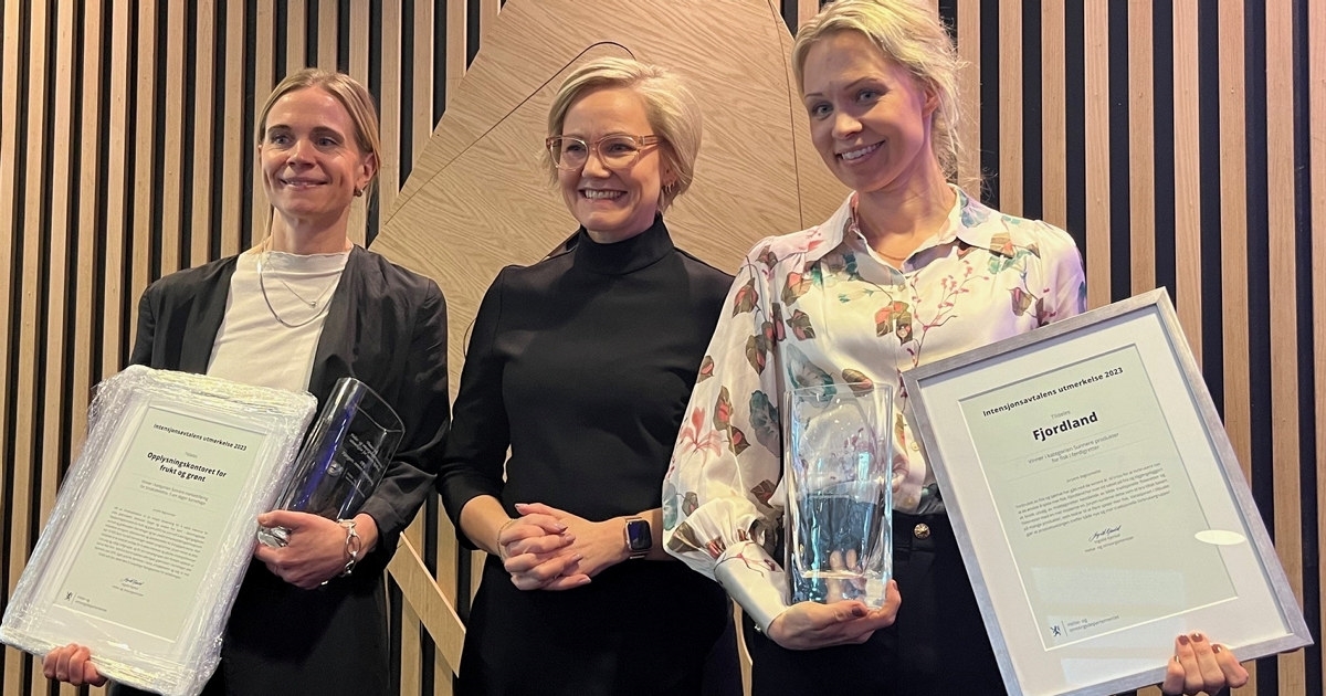 Fra venstre i bildet: Maren Berg, prosjektleder i Opplysningskontoret for frukt og grønt. Helse- og omsorgsminister Ingvild Kjerkol. Hanne Guro Lund, fagsjef ernæring og bærekraft i Fjordland.