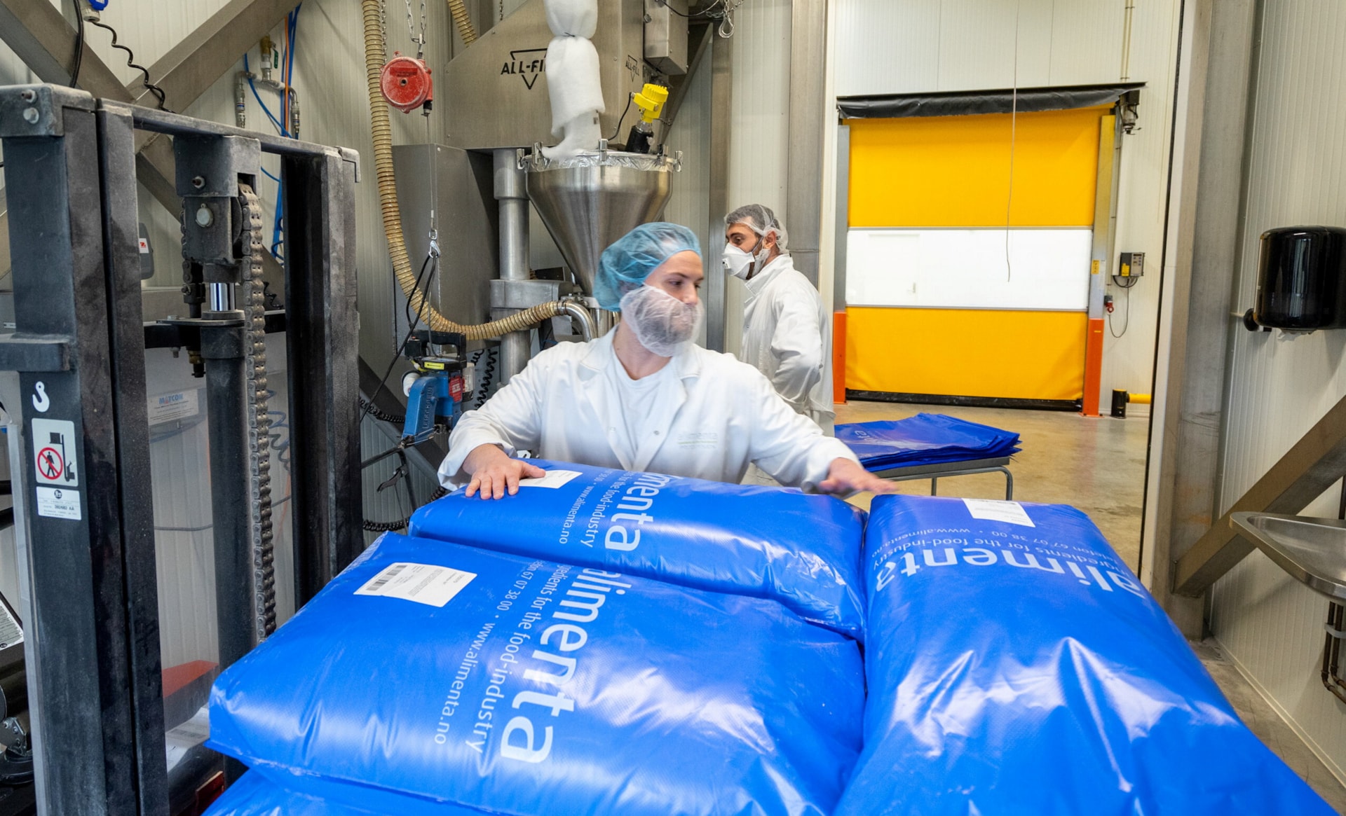 Arbeidere lesser sekker hos Alimenta.