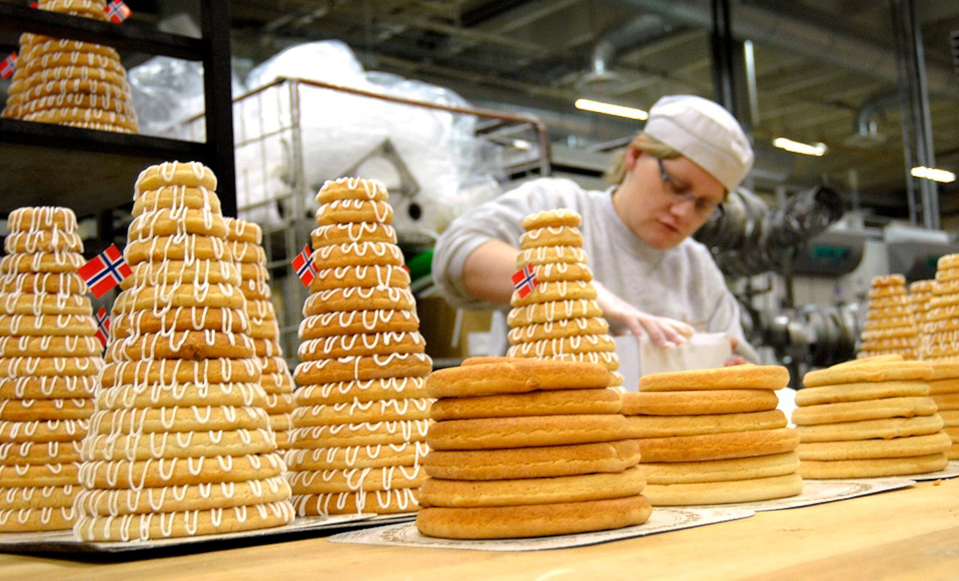 En ansatt lager kransekake hos Bakehuset Nord-Norge.