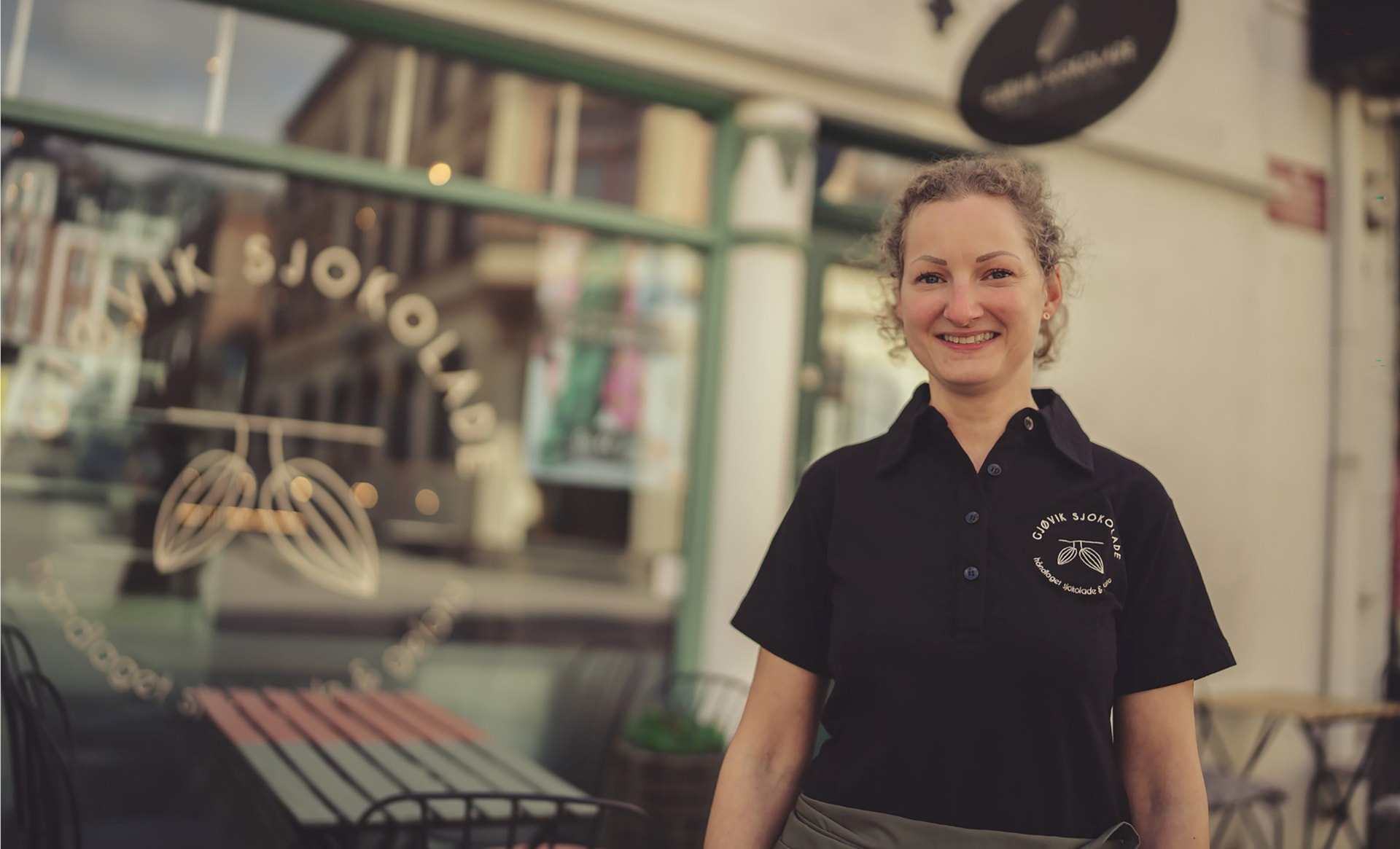 Kristina Jøranli foran inngangen til Gjøvik sjoklade