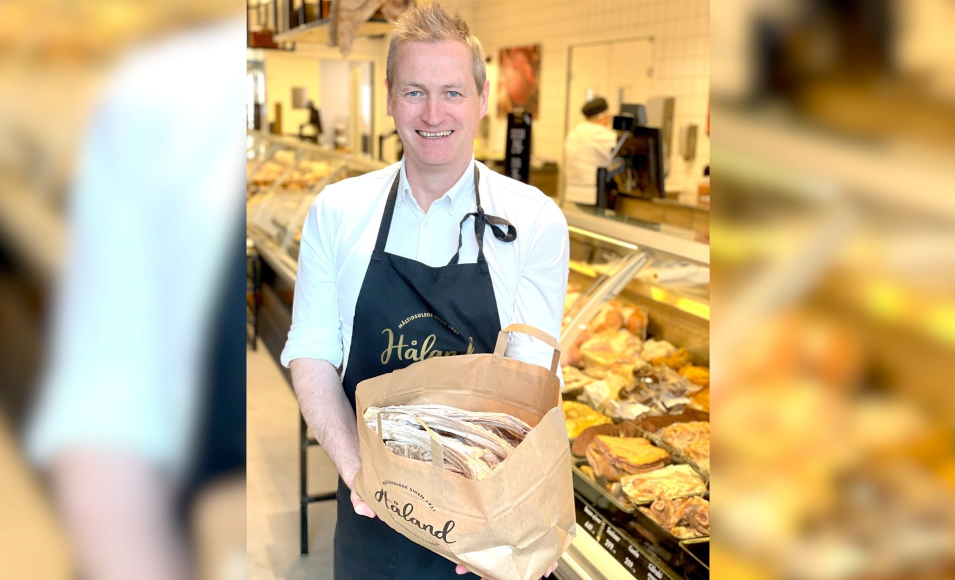 Idar Håland, eier av Håland Kjøtt, viser frem et parti pinnekjøtt.