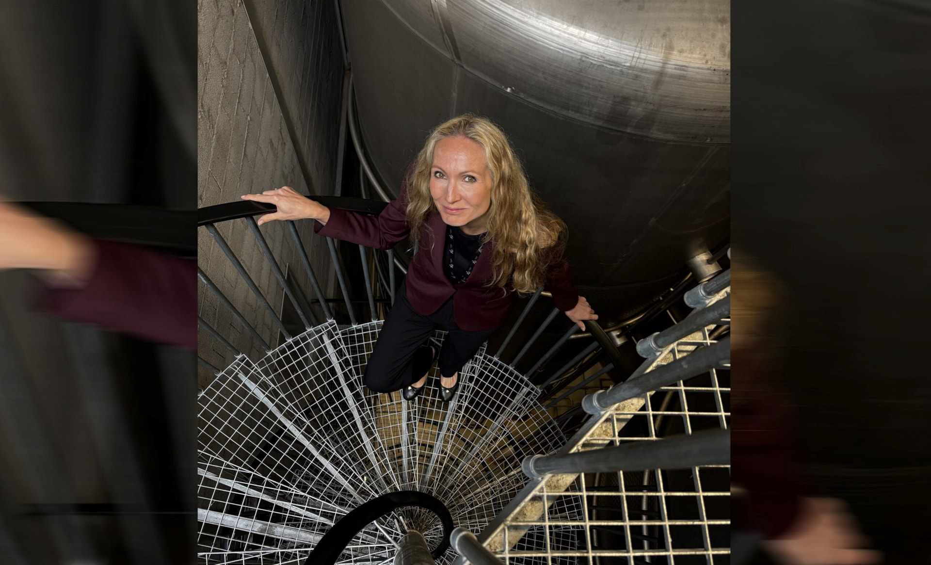 Stina fra Hansa i en vindeltrapp