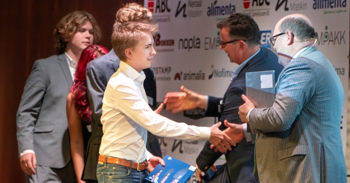 Elevene fra Lillehammer vgs mottar pris fra Petter Haas Brubakk, administrerende direktør i NHO Mat og Drikke.