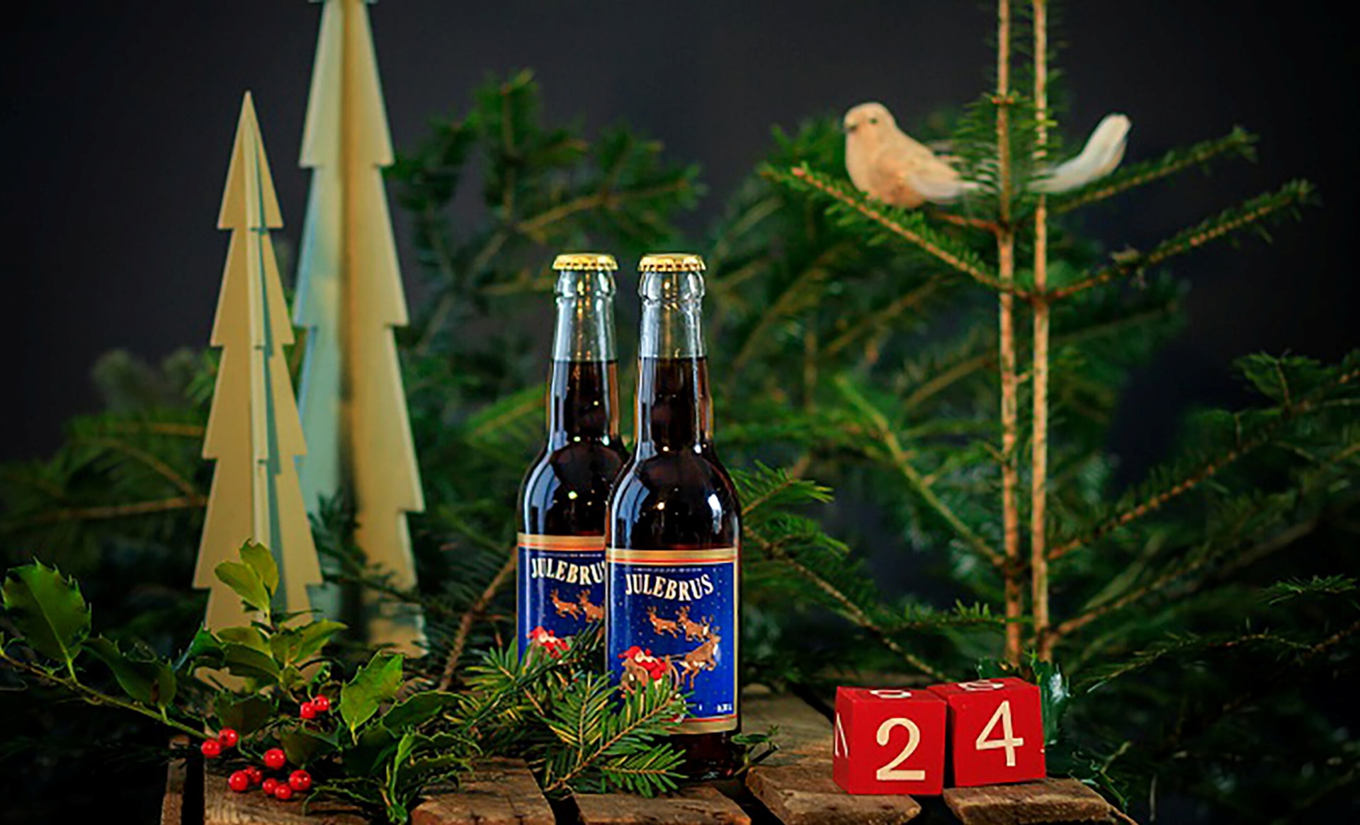 Julebrus blant julepynt