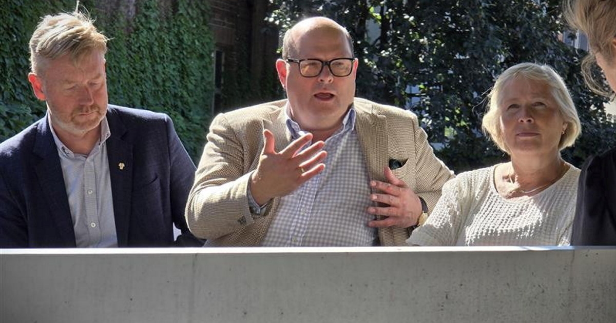 Bjørn Gimming, leder i Bondelaget (til venstre), Petter Haas Brubakk (i midten), administrerende direktør i NHO Mat og Drikke, og Anne Berit Aker Hansen (til høyre), forbundsleder i Norsk Nærings- og Nytelsesmiddelarbeiderforbund, er bekymret for rekrutteringssituasjonen i mat- og drikkebransjen. Her under et intervju med Nationen.
