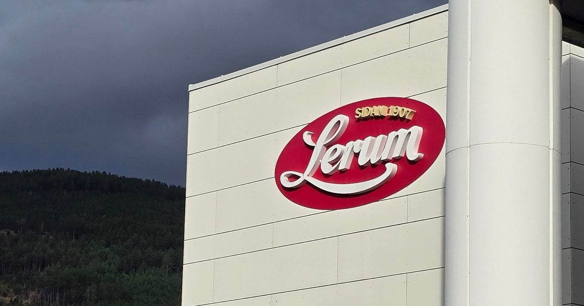 Utenfor Lerums produksjonslokaler i Kaupanger.