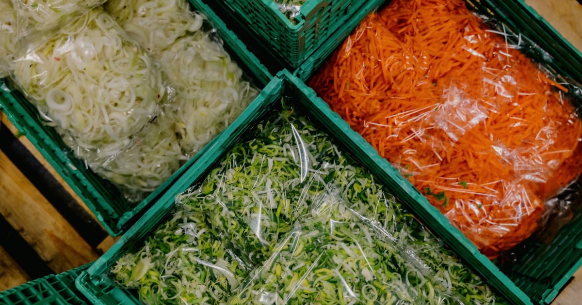 Oppkuttede grønnsaker pakket i plast.