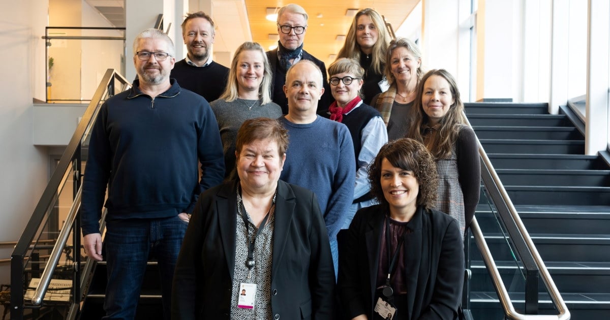 Framme fv. Statssekretær Line Eldring i Arbeids- og inkluderingsdepartementet og statssekretær Anette Stegegjerdet Norberg i Landbruks- og matdepartementet. Her saman med medlemmar frå partane i arbeidslivet og aktørane i jordbruks- og gartnerinæringa: Fellesforbundet, NHO Mat og Drikke, Norges Bondelag, Norsk Bonde- og Småbrukarlag, Norsk Gartnerforbund, Norske Landbrukstenester, Norsk Landbruksrådgivning og Stiftelsen Norsk Mat.