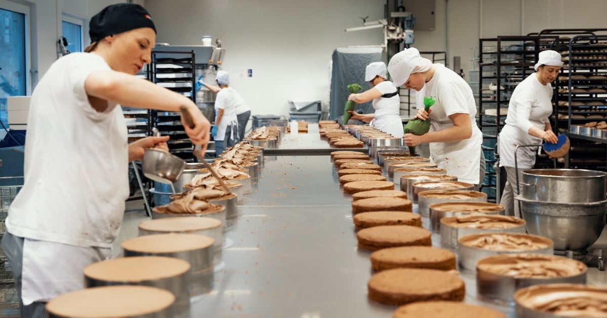 Produksjon av sjokoladekaker.