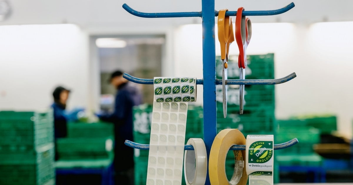 Stativ med saks og merkelapper.